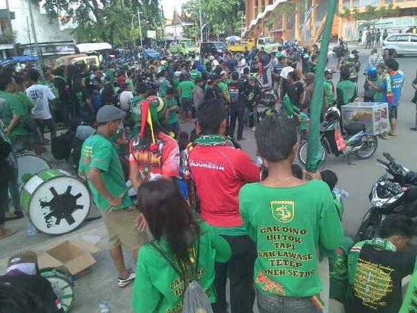 "<a href="/garisdimasbiru/">Dimas</a>: #wani RT <a href="/FDSI_tweet/">FDSI</a>: #SoerabayaMelawan #WANI !!! "