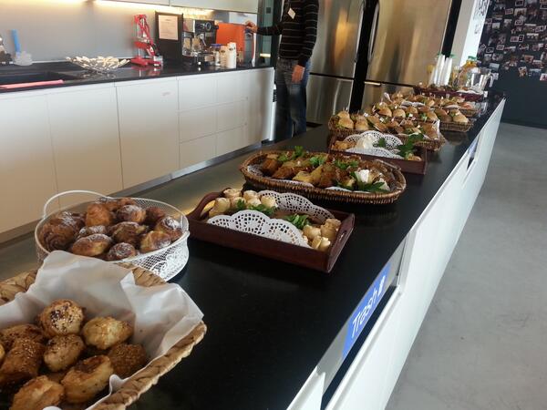 RailsGirlsTLV's tweet photo. We start our second day of @railsgirls with a cool breakfast! http://t.co/s8YGEWfAXJ