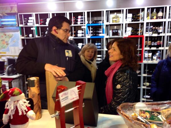 Ángel Gabela de <a href="/KtaLo21/">KtaLo</a> recibe en Nave de Polivalencia #Mercamadrid a Ana Botella