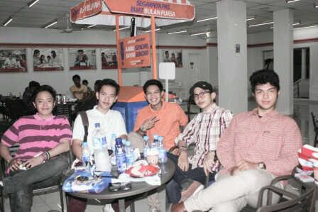 HipcousticAF's tweet photo. Edisi khusus ramadhan :p @7ElevenID > @Rajomontero @billyerrick  @AjiTanjung @JethMontero @dedewwa http://t.co/G06KH3nxch