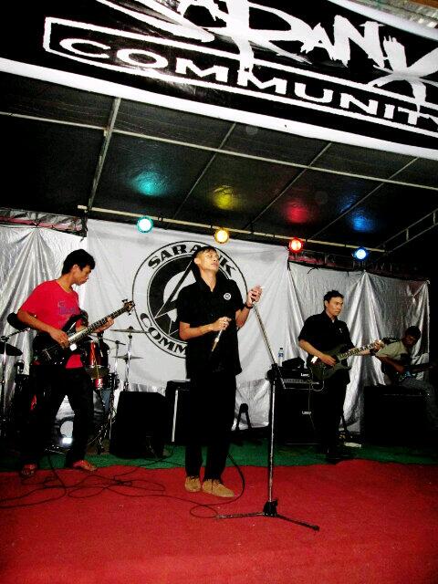 BunBin_'s tweet photo. Don't Look Back In Anger by Eliezer Band (@SarankCommunity) http://t.co/X6b1jZiWu4