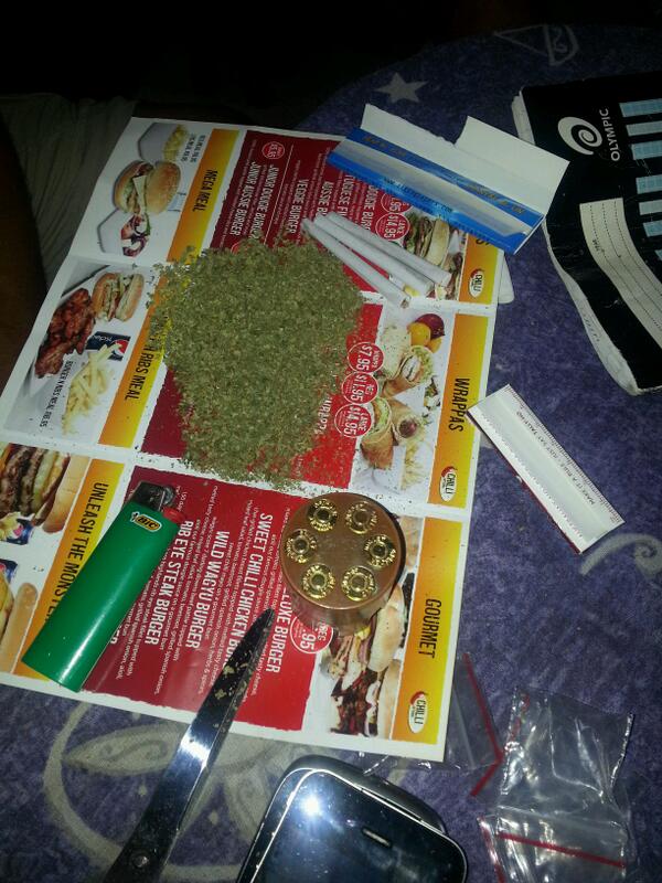 majK9's tweet photo. @wizkhalifa @GabzBurberry  getting ready for wiz khalifa tonight http://t.co/fK5dtIGdYJ