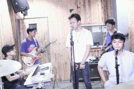 HipcousticAF's tweet photo. 4 lagu pertama: @Rajomontero @billyerrick @AjiTanjung @JethMontero  @dedewwa http://t.co/wPDP6kqFzO