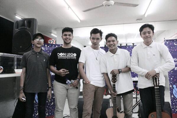 HipcousticAF's tweet photo. Akustikan bareng mizone @7ElevenID manggarai (@Rajomontero @billyerrick  @AjiTanjung @dedewwa  @JethMontero ) http://t.co/i1hH4N7jZ5