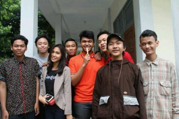 HipcousticAF's tweet photo. Pasukan @WARCO_FAMS di sman12bks (@Rajomontero @billyerrick @sarahryh @AjiTanjung @dedewwa  @JethMontero ) :D http://t.co/mGjG9mpsDn