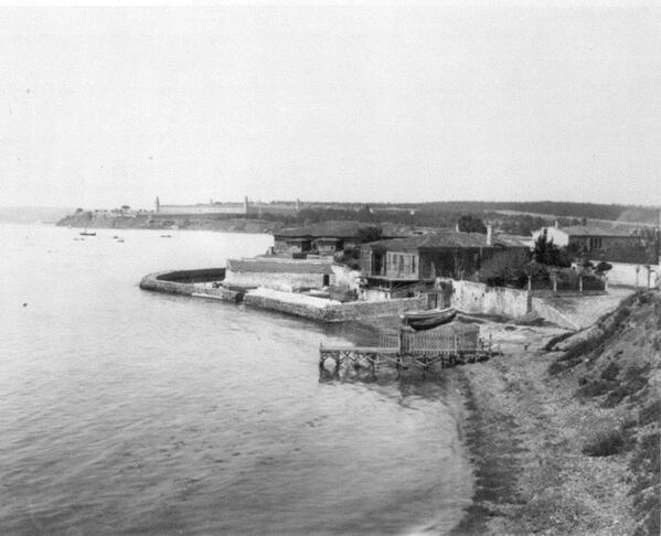 hayalleme's tweet photo. Haydarpaşa'dan Selimiye'ye bakış (1890'lı yıllar) http://t.co/3pl4VhEIvA