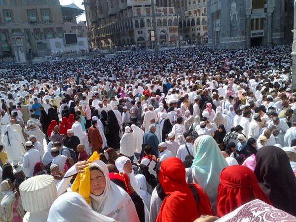 masmono08's tweet photo. LIVEtweet►bubaran sholat Jum'at. Mirip saat musim haji. Full #UmrahDaquTravel cc @DaquTravel #Mekkah http://t.co/4D1OyITxuY