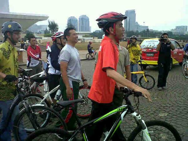 Polygonbike's tweet photo. #RidePolygon #RidePremier RT @petermulyadi: Jokowi pagi ini dengan @Polygonbike premier 3.0 mantapp http://t.co/mET0I61qn0