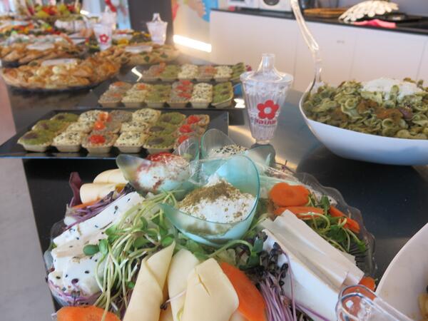 RailsGirlsTLV's tweet photo. lunch served at @RailsGirlsTLV http://t.co/4L2mo4SONs