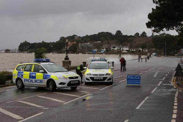 RichardCrease's tweet photo. Police have now closed Shore road. @Bournemouthecho http://t.co/Qrh2MM4V4Z