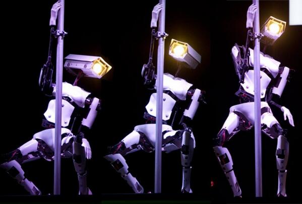 無人機bot ポールダンシングロボット Pole Dancing Robot ストリップショーで行われる官能的なポールダンスを踊れるロボット ロボット性愛者であるgiles Walkerなる男性によって制作された 女性のようなボディラインを持つ Http T Co He8lklvxcf