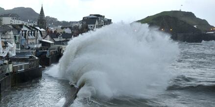 TelegraphPics's tweet image. Telegraph photographer Paul Grover captures moment huge wave hits Ilfracombe sea wall #weather fw.to/KjHGmDd