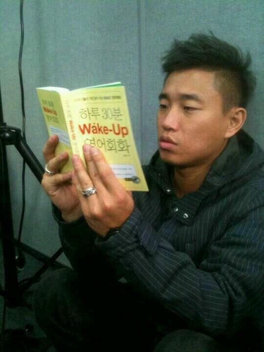 ItsMondayCouple's tweet photo. "@RunningManCross: Hey this is already evening wake up! Look at Gary's book and his face so funny XD  -Kookie http://t.co/O89p1CsVNo"