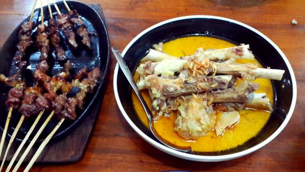 Kuliner_Bandung's tweet photo. Sate kambing + Gule Tulang Sumsum Ngooonaaah! (Sate Pak Gino Jl.Sunda Sebelah Rel Kereta Api) http://t.co/sHbp9dGYPu