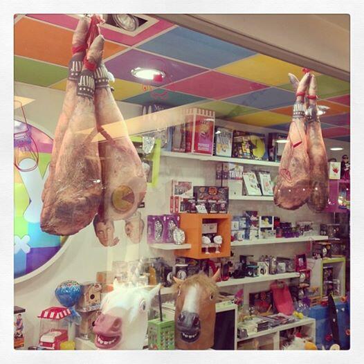 kuapay_mobile's tweet photo. Encuentra divertidos regalos en la tienda @MyMix de @Drugstore_cl en #Providencia, y paga con tu móvil usando #Kpay http://t.co/7paY0LlT7T
