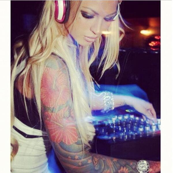DJMeganDaniels's tweet image. Doing my thing🎶🎶. 2013 was amazing.. This year will be even better 🙌 #hello2014