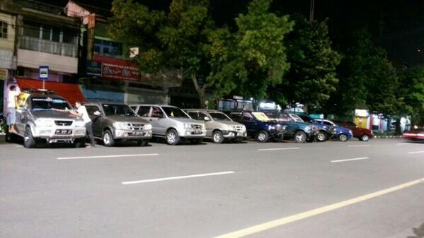 panther_mania's tweet photo. #kopdar #PMers #soloraya di jl.slamet riyadi.....keren euy http://t.co/FwZBinic3E