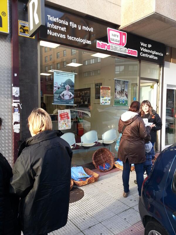 hardgalicia's tweet photo. Se queredes paraugas, camisolas ou contratar 100 liñas mobiles, esperamosvos na Rua da Tapia 35 Cambre
@quecheparece http://t.co/5ThDE1mcrB