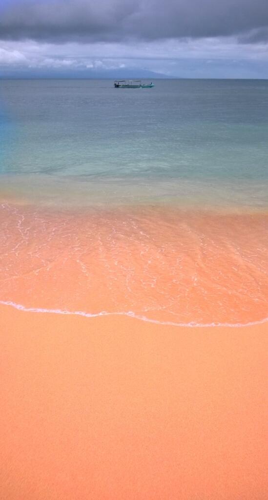 Lagi trending di Lombok, Pantai Tangsi tp lebih dikenal Pink Beach bit.ly/KoutUP <a href="/mantugaul/">KoweKuduNgerti</a>