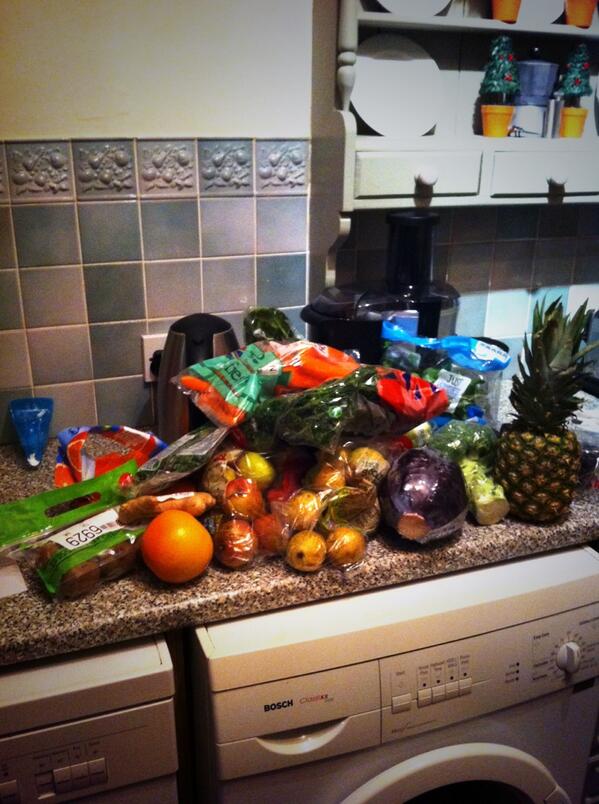 ChippedRedNails's tweet image. Guess who's going on a diet? #juicediet #willfail