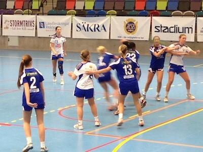 hallbybollen's tweet photo. Cupen är på gång och det flyter på :-)  
Skönt att se alla lirare! http://t.co/z9LPX6eXZv