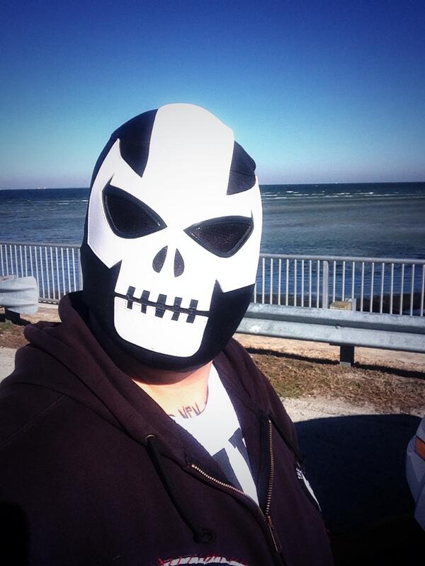 ElSharkDiablo's tweet photo. I went to the ocean to battle sharks. I went to Florida to fight a gator. No takers. #luchageddon #vacation http://t.co/4RCtfSBx4g