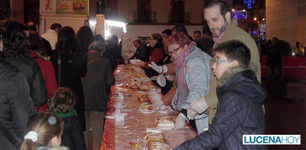 lucenahoycom's tweet image. Ahora: Roscón de Reyes Gigante.  Ven a disfrutar del ambiente de la Navidad. Y recuerda: Compra en @LucenaCentro