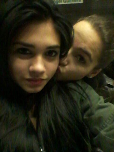 PauletaW's tweet photo. Con @camilitamjtrs97 en el metro <3 http://t.co/NdoWdKC8Fi