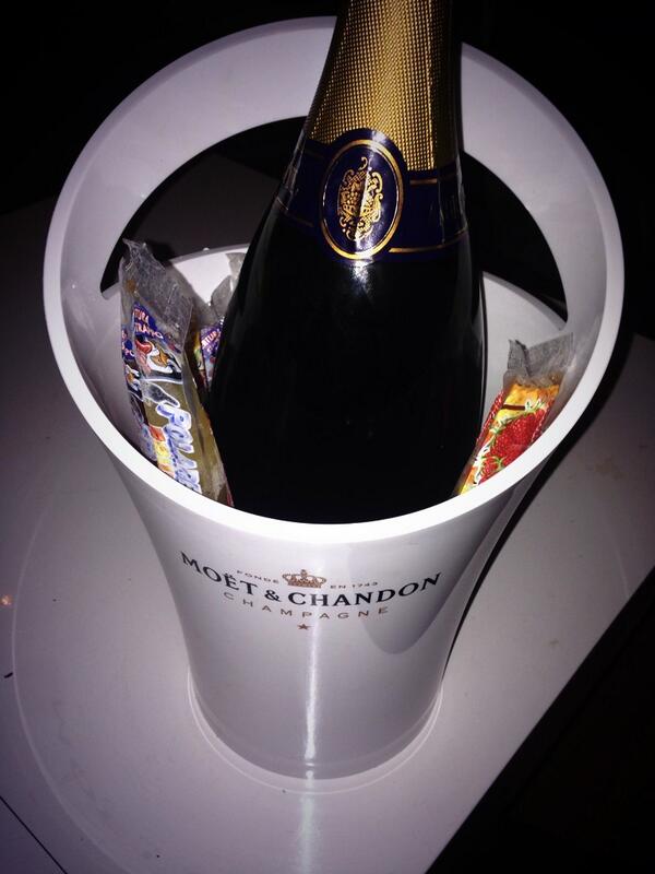 IgnatiuzR's tweet image. Isen var slut så det fick bli ungarnas glassar i skumpahinken... I-landsproblem? #ilandsproblem