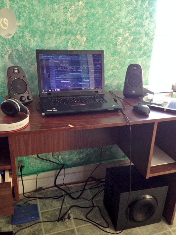 lukeTw33ts's tweet photo. New studio speakers, for when I want it loooouuuuudddd... #WordToYourMother #FrigOffRicky http://t.co/M6cmPDBN04