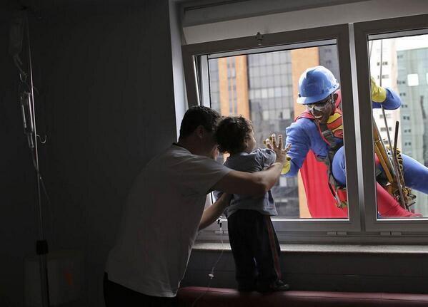 _Paisajes_'s tweet photo. Muy grandes estos limpiadores de cristales de un hospital oncológico infantil.. http://t.co/vuvIjkNVN0