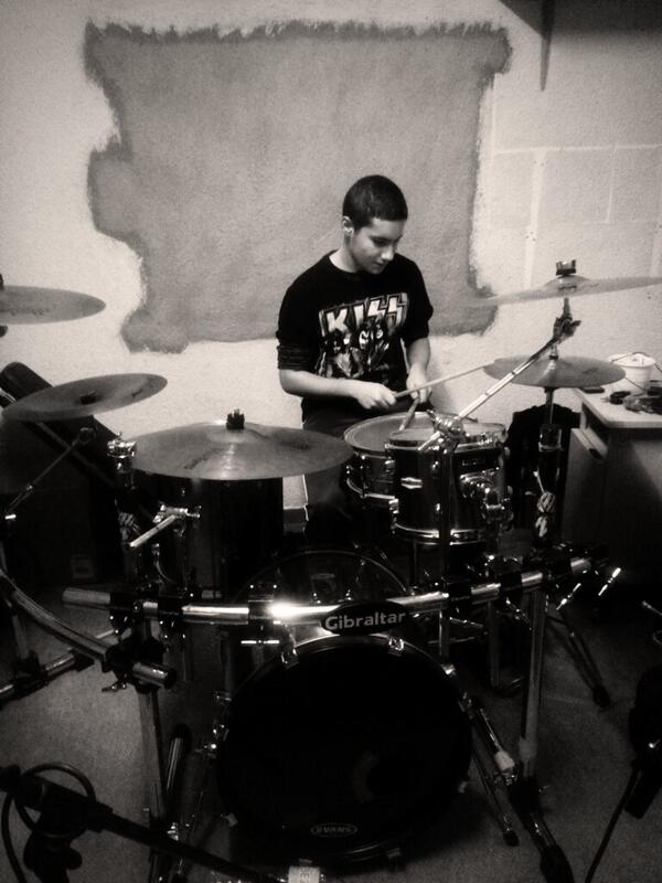 Con la batería de Diego Haroo! Guapísimo el tío <a href="/nopotableska/">No Potable Circo Ska</a>