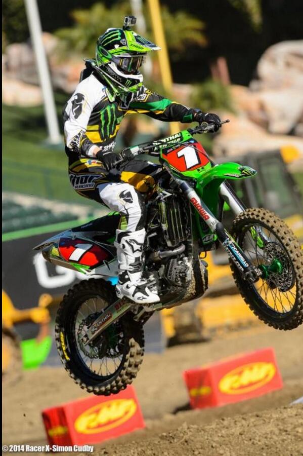 ryan_villopoto2's tweet photo. Pumped on my 2014 set up! Photo: @cudby http://t.co/XeFbbFYP10