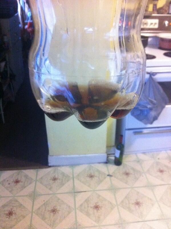 Jaybotat's tweet image. Only in my family will someone leave this amount of coke I mean what's the point #WhereTheyDoDatAt #Teaser