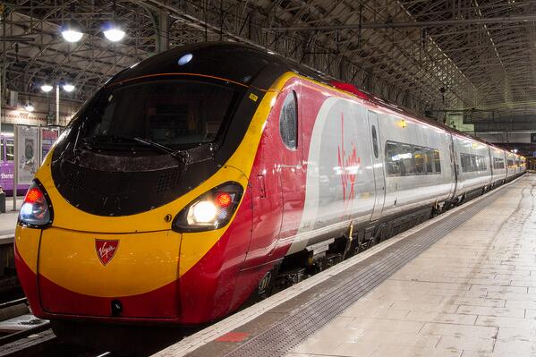 TeamVirginTrain's tweet image. #VirginTrains Pendolino - 390009 (Treaty of Union) with both front and tail lights on together at @VTManPicc. #TeamVT