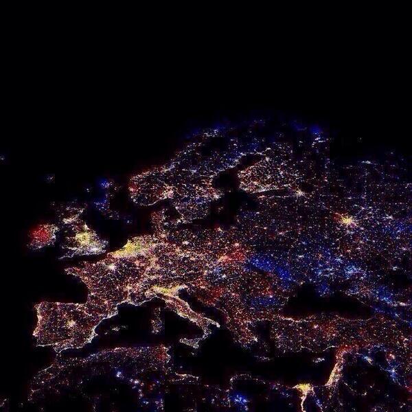 _Paisajes_'s tweet photo. Europa desde el cielo el 1 de Enero, 00:00 horas. http://t.co/BIPffg2qwT