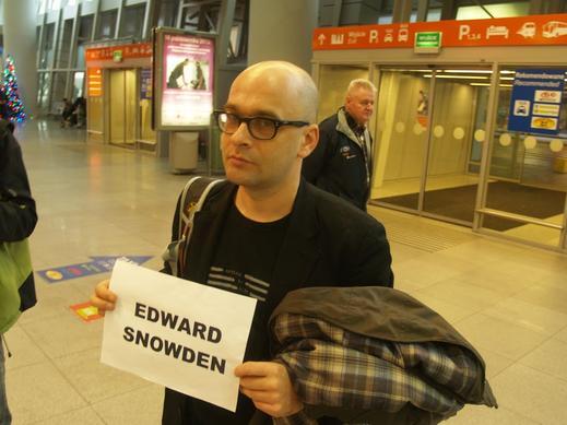 krytyka's tweet photo. #WaitingForEd Solidarity Action in #Poland, photos from #Warsaw and #Lodz: http://t.co/SzvT6NKIoQ http://t.co/ETceuXVEP7