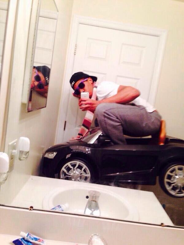miilkkk's tweet photo. Selfie game on: "pull up to the scene with my ceilin' missing http://t.co/rw2wOOlgXp