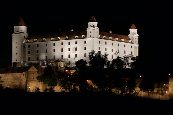 castle_pics's tweet photo. Bratislava Castle, Slovakia. 
#castlepics #Slovakia #Europe #EarthPics #castle http://t.co/Hy6YleiWSm