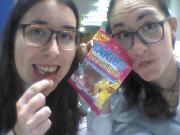 Angelacl_7's tweet photo. Y esto es lo que ocurre en la biblio a la 1:30 de la noche #StudyHard @LaiaAZ http://t.co/1T2UeXYQJT