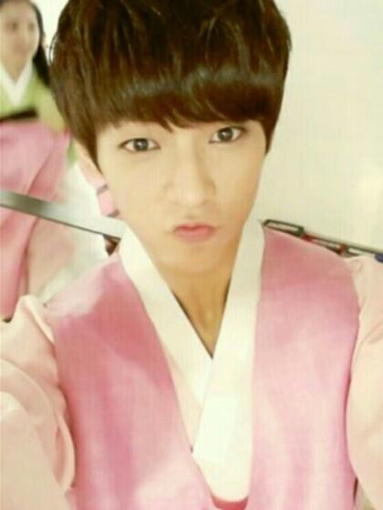 BtoB_fancy_bot's tweet photo. 여울비)(새해.ver) 한복입고 서는 자기는 벌써 설날이 왔다고 설날때 는 세배 하구 돈받아야 된다고 하는 민혁이

(어쩌지... 나돈없는데) http://t.co/bG4pKmFCGt