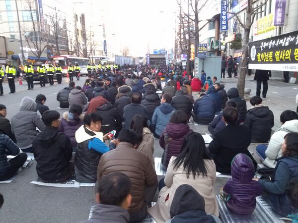 저멀리 노제 무대, 광주의 아들 이남종 열사께서 가시는 길을 배웅하려 시민들께서 속속 도착...동학농민혁명의 해!! 박근혜를 몰아내기 위해 모두 일어나라! 17:28