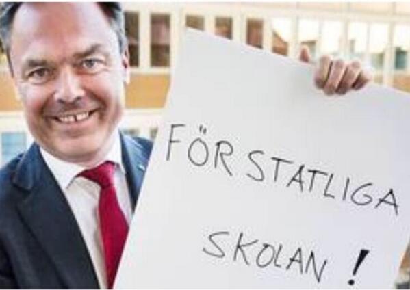 Har haft makten över frågan i sju år.
Skriver skylt istället.