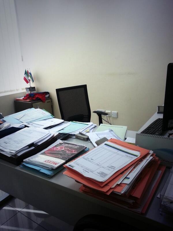 Firefly_Apoy's tweet photo. Kamusta naman ang mesa ko... hehehe #audit2013 #busybusy http://t.co/EFrB3DmZHR