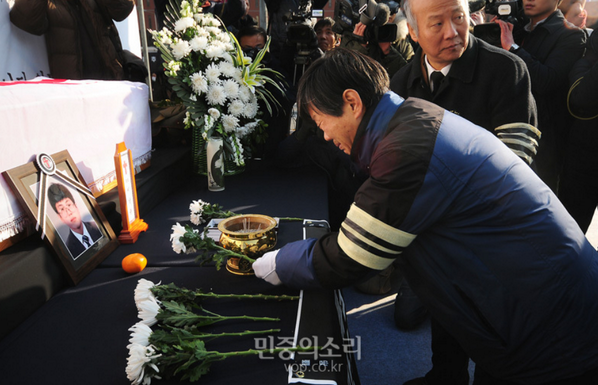 서울역 광장에서 열린 '고 이남종 열사 민주시민장 영결식'에서 전태일 열사의 동생 전태삼 씨가 헌화하며 눈물을 흘리는 모습입니다. 그에겐 형의 모습이 재현되는 가슴 쓰릴일이겠지요. 여전한 희생들...#바꾸세