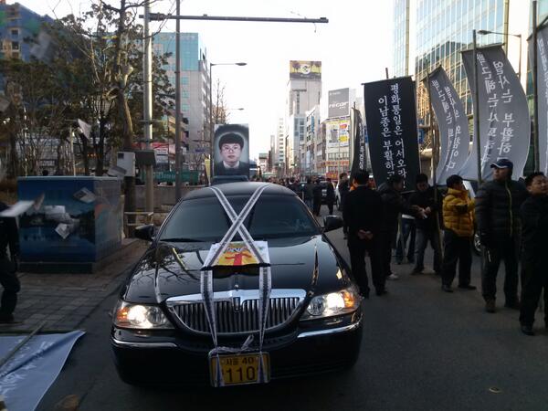 서울출발 장례버스 3대어 나눠탄 민주시민들이, 고 이남종 열사의 고향인 민주화의 성지 광주의 금남로에 도착해서 도보행진을 시작 16:30