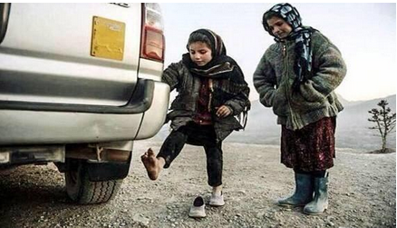 Saudi_issue's tweet photo. صورة طفلة سورية تبحث عن الدفء من خلال عادم سيارة تثير تعاطف العالم معها في مواقع التواصل! | #أغيثوا_سوريا http://t.co/awSoch4Km1