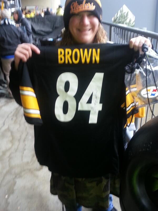 saccento308's tweet photo. December 29 game against the Browns thanks for signing.  Great year and game @AntonioBrown84 @CUEUPU84 http://t.co/vJbzDQZ1f6