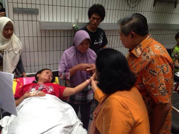 SBYudhoyono's tweet photo. Jenguk Tukirahayu asal Ponorogo dr kel krg mampu yg dirawat krn tumor ganas &amp; berharap BPJS dpt bantu pengobatannya. http://t.co/r5ZwCACJy9