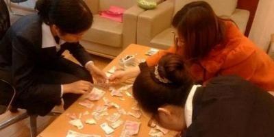 yannoei's tweet photo. RT @kompascom: Bocah Balita di China Sobek Semua Uang Orangtuanya http://t.co/b6LQ9pXxHZ http://t.co/Y0JMjoz51g